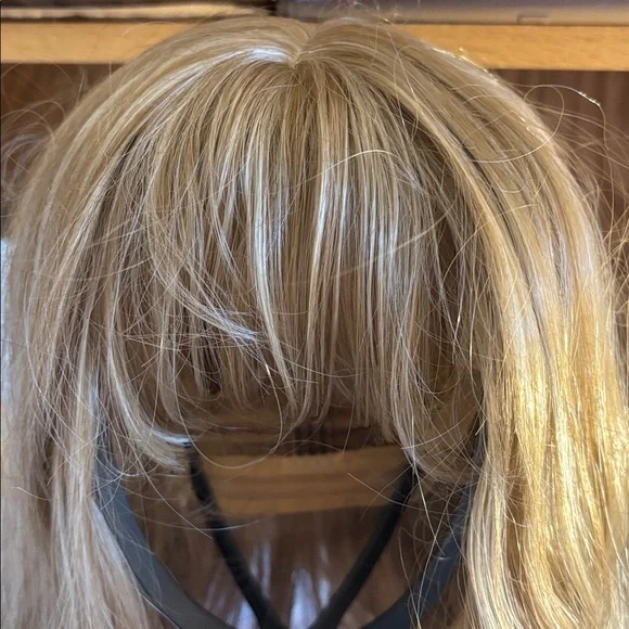 Blonde synthetic wig 28 inch - Picture 3 of 11